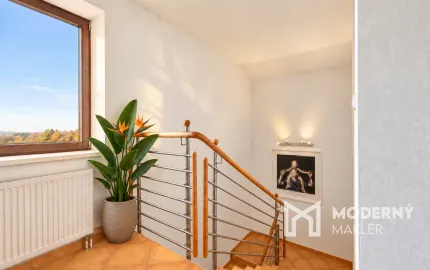 Na predaj veľkorysý rodinný dom s bazénom a dvojgarážou v Pezinku