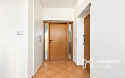 Na predaj veľkorysý rodinný dom s bazénom a dvojgarážou v Pezinku