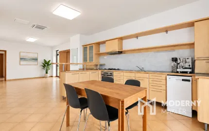 Na predaj veľkorysý rodinný dom s bazénom a dvojgarážou v Pezinku