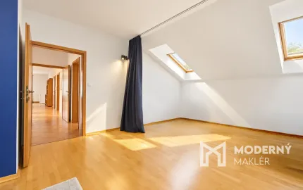 Na predaj veľkorysý rodinný dom s bazénom a dvojgarážou v Pezinku