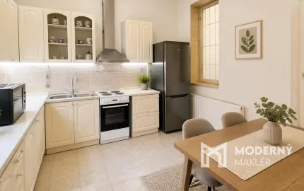 Na predaj priestranný 2-izbový byt s terasou a vysokými stropmi v centre Bratislavy