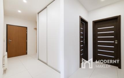 VÝRAZNE ZNÍŽENÁ CENA - Na predaj priestranný, štýlový 3-izbový byt s balkónom v Europalace – Žilina