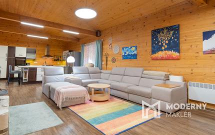 Na predaj rodinný dom s výhľadom na Vysoké Tatry a jazierkom na kúpanie