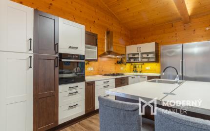 Na predaj rodinný dom s výhľadom na Vysoké Tatry a jazierkom na kúpanie