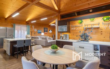 Na predaj rodinný dom s výhľadom na Vysoké Tatry a jazierkom na kúpanie
