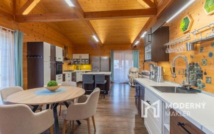 Na predaj rodinný dom s výhľadom na Vysoké Tatry a jazierkom na kúpanie