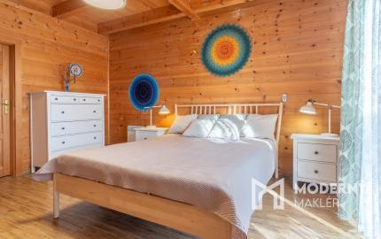 Na predaj rodinný dom s výhľadom na Vysoké Tatry a jazierkom na kúpanie