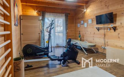 Na predaj rodinný dom s výhľadom na Vysoké Tatry a jazierkom na kúpanie