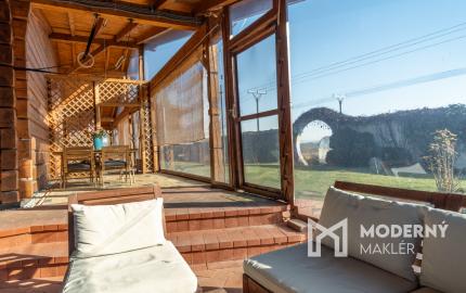 Na predaj rodinný dom s výhľadom na Vysoké Tatry a jazierkom na kúpanie