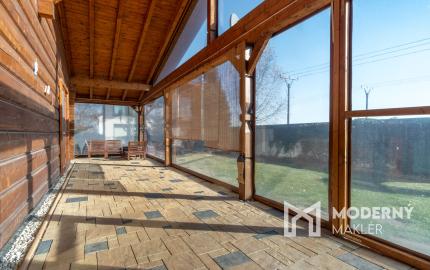 Na predaj rodinný dom s výhľadom na Vysoké Tatry a jazierkom na kúpanie