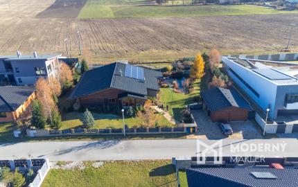 Na predaj rodinný dom s výhľadom na Vysoké Tatry a jazierkom na kúpanie