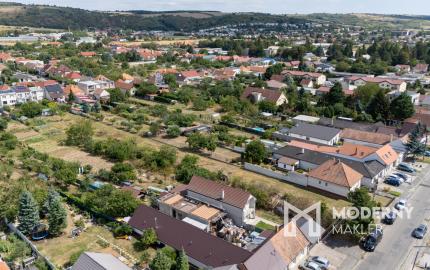 Na predaj investičná nehnuteľnosť – pozemok pre bytovú výstavbu alebo rodinný dom v tichej časti Hlohovca