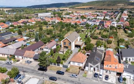 Na predaj investičná nehnuteľnosť – pozemok pre bytovú výstavbu alebo rodinný dom v tichej časti Hlohovca