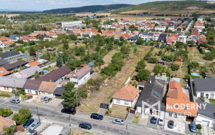 Na predaj investičná nehnuteľnosť – pozemok pre bytovú výstavbu alebo rodinný dom v tichej časti Hlohovca