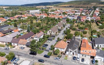 Na predaj investičná nehnuteľnosť – pozemok pre bytovú výstavbu alebo rodinný dom v tichej časti Hlohovca