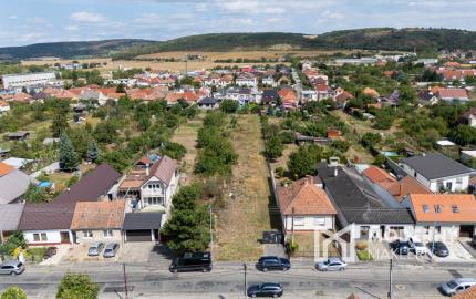 Na predaj investičná nehnuteľnosť – pozemok pre bytovú výstavbu alebo rodinný dom v tichej časti Hlohovca