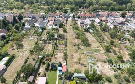 Na predaj investičná nehnuteľnosť – pozemok pre bytovú výstavbu alebo rodinný dom v tichej časti Hlohovca