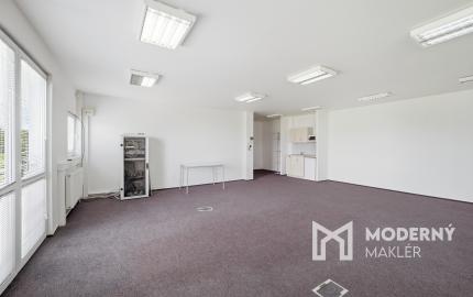 Na prenájom priestranná kancelária s parkovaním pri obchvate Trnava-Zavarská