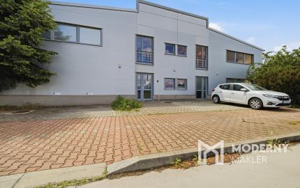 Na prenájom priestranná kancelária s parkovaním pri obchvate Trnava-Zavarská