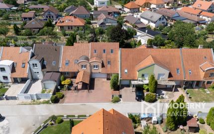 Na predaj trojpodlažný rodinný dom v štýle dvojdomu v Šintave