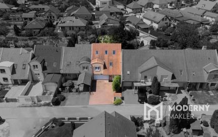 Na predaj trojpodlažný rodinný dom v štýle dvojdomu v Šintave