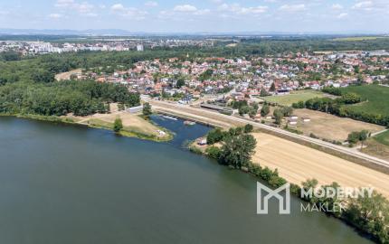 Na predaj trojpodlažný rodinný dom v štýle dvojdomu v Šintave