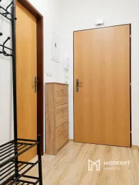 Na predaj garsónka s parkovaním a pivnicou v Omastinej