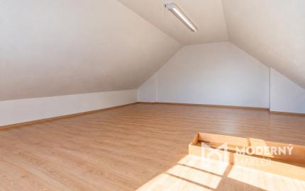 Na predaj kompletne zrekonštruovaný 3-izbový rodinný dom s dvojgarážou , Mokrá Lúka