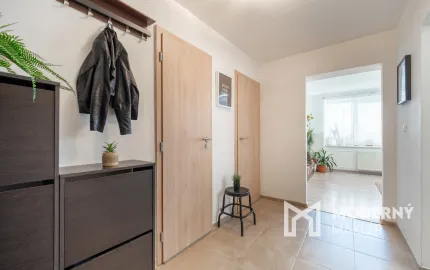 Na predaj zrekonštruovaný 2-izbový byt s balkónom a pivnicou - VEĽKÉ LEVÁRE