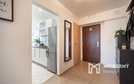 Na predaj zrekonštruovaný 2-izbový byt s balkónom a pivnicou - VEĽKÉ LEVÁRE