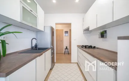 Na predaj zrekonštruovaný 2-izbový byt s balkónom a pivnicou - VEĽKÉ LEVÁRE