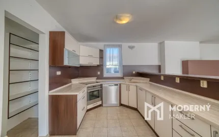 Na predaj priestranný 5-izbový rodinný dom v Ružinove s kanceláriou, pozemkom a dvojgarážou