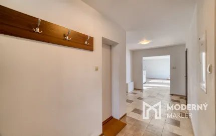 Na predaj priestranný 5-izbový rodinný dom v Ružinove s kanceláriou, pozemkom a dvojgarážou