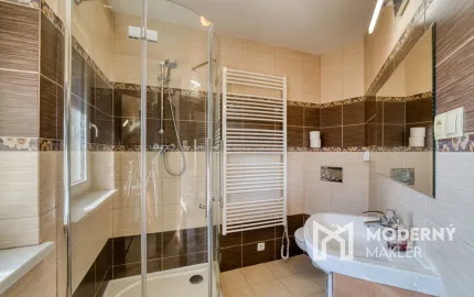 Na predaj priestranný 5-izbový rodinný dom v Ružinove s kanceláriou, pozemkom a dvojgarážou