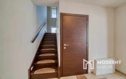 Na predaj priestranný 5-izbový rodinný dom v Ružinove s kanceláriou, pozemkom a dvojgarážou