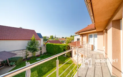 Na predaj priestranný 5-izbový rodinný dom v Ružinove s kanceláriou, pozemkom a dvojgarážou