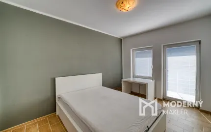 Na predaj priestranný 5-izbový rodinný dom v Ružinove s kanceláriou, pozemkom a dvojgarážou