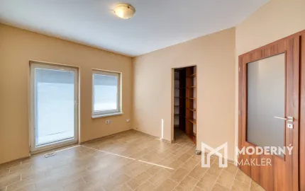 Na predaj priestranný 5-izbový rodinný dom v Ružinove s kanceláriou, pozemkom a dvojgarážou