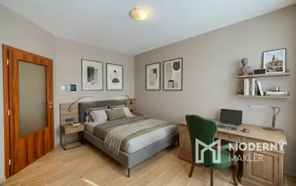 Na predaj priestranný 5-izbový rodinný dom v Ružinove s kanceláriou, pozemkom a dvojgarážou