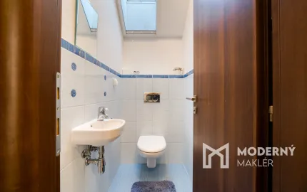 Na predaj priestranný 5-izbový rodinný dom v Ružinove s kanceláriou, pozemkom a dvojgarážou