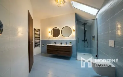 Na predaj priestranný 5-izbový rodinný dom v Ružinove s kanceláriou, pozemkom a dvojgarážou