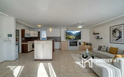 Na predaj priestranný 5-izbový rodinný dom v Ružinove s kanceláriou, pozemkom a dvojgarážou