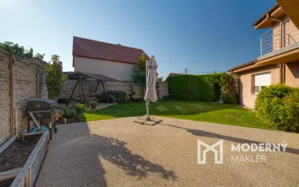 Na predaj priestranný 5-izbový rodinný dom v Ružinove s kanceláriou, pozemkom a dvojgarážou