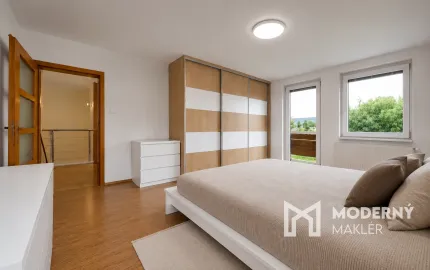 Na predaj priestranný rodinný 6-izb dom s bazénom, garážou a letnou kuchyňou