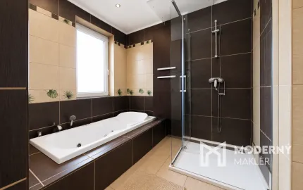 Na predaj priestranný rodinný 6-izb dom s bazénom, garážou a letnou kuchyňou