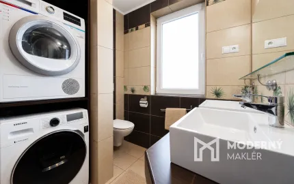 Na predaj priestranný rodinný 6-izb dom s bazénom, garážou a letnou kuchyňou