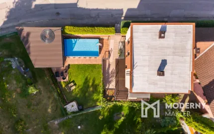 Na predaj priestranný rodinný 6-izb dom s bazénom, garážou a letnou kuchyňou