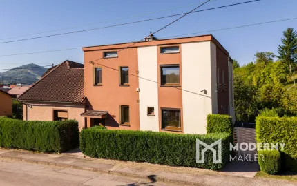 Na predaj priestranný rodinný 6-izb dom s bazénom, garážou a letnou kuchyňou