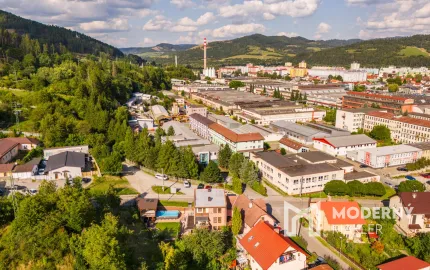 Na predaj priestranný rodinný 6-izb dom s bazénom, garážou a letnou kuchyňou