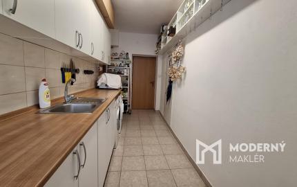 ZNÍŽENÁ CENA: Na predaj čiastočne zariadený 2-izbový byt v Bánovciach nad Bebravou